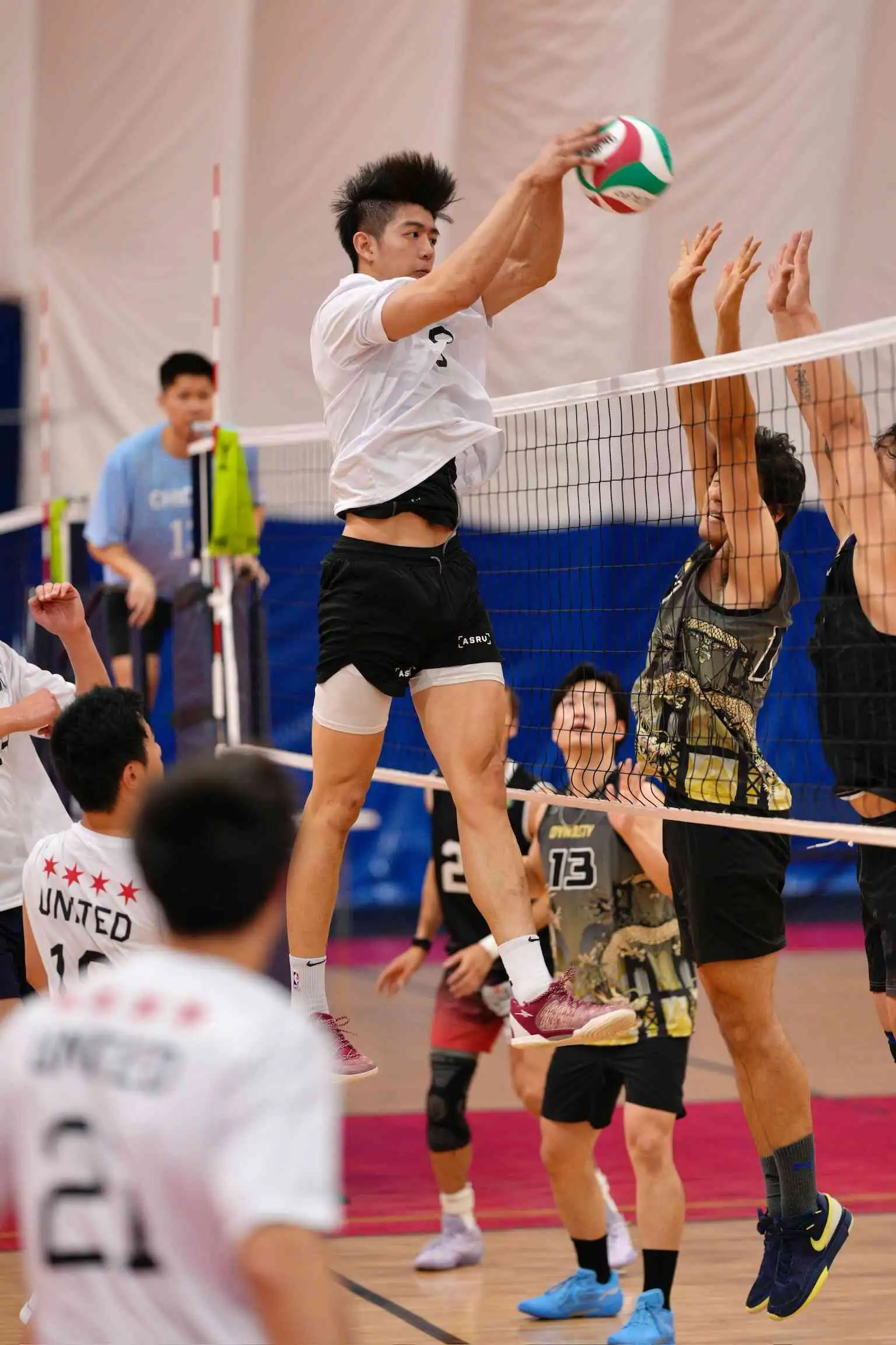Chicago United player spiking